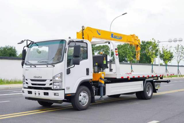 Isuzu 700P obstacle clearing vehicle with crane