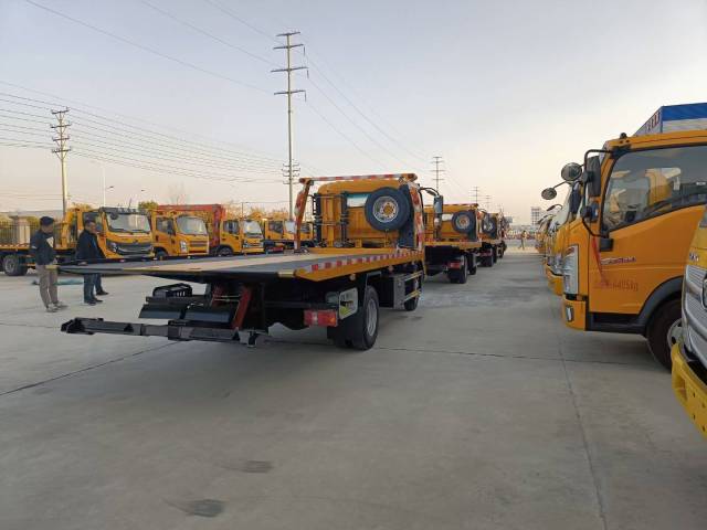 Heavy duty HOWO light truck 4 × 2 obstacle clearing vehicle