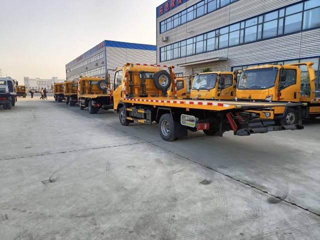 Heavy duty HOWO light truck 4 × 2 obstacle clearing vehicle