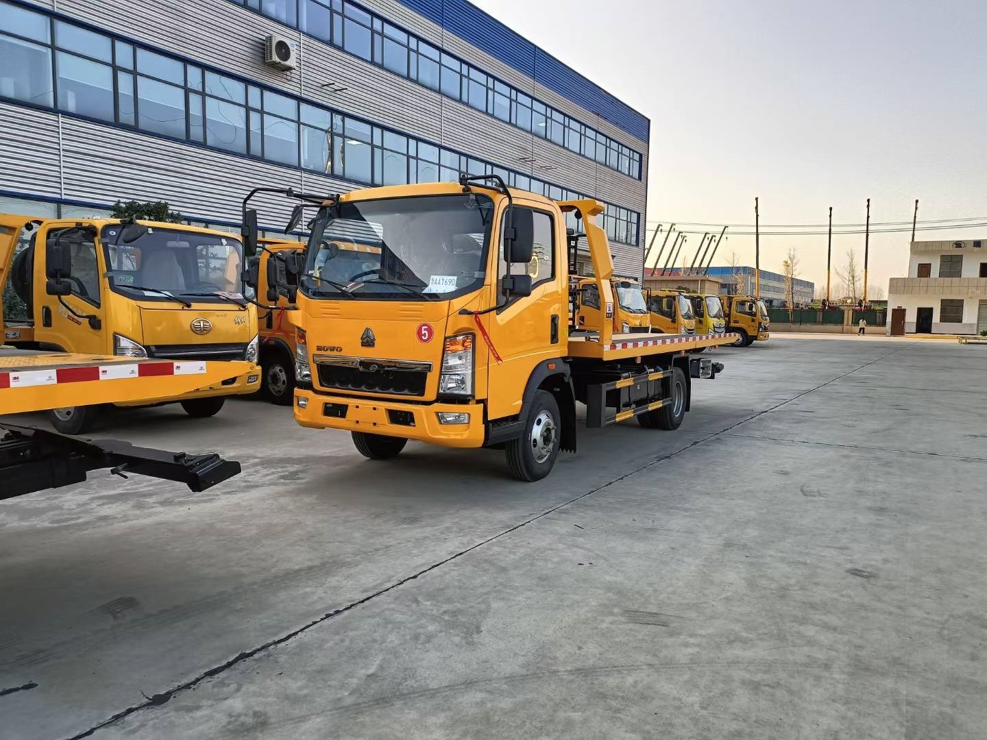 Heavy duty HOWO light truck 4 × 2 obstacle clearing vehicle