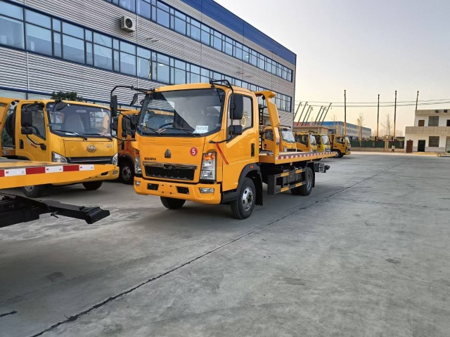 Heavy duty HOWO light truck 4 × 2 obstacle clearing vehicle