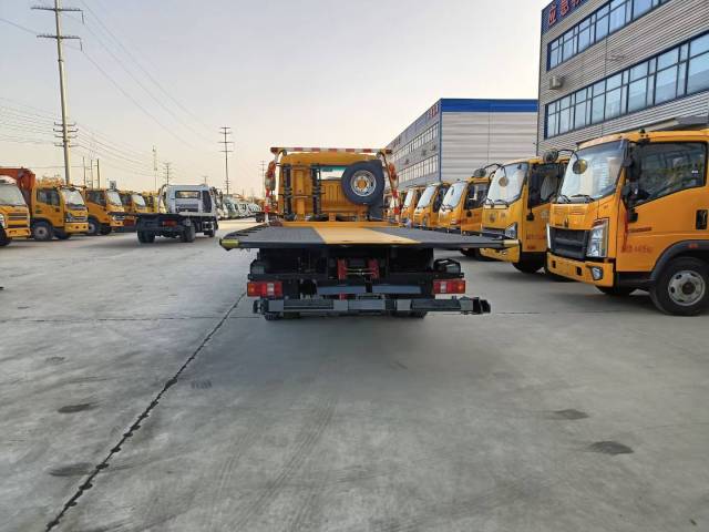 Heavy duty HOWO light truck 4 × 2 obstacle clearing vehicle