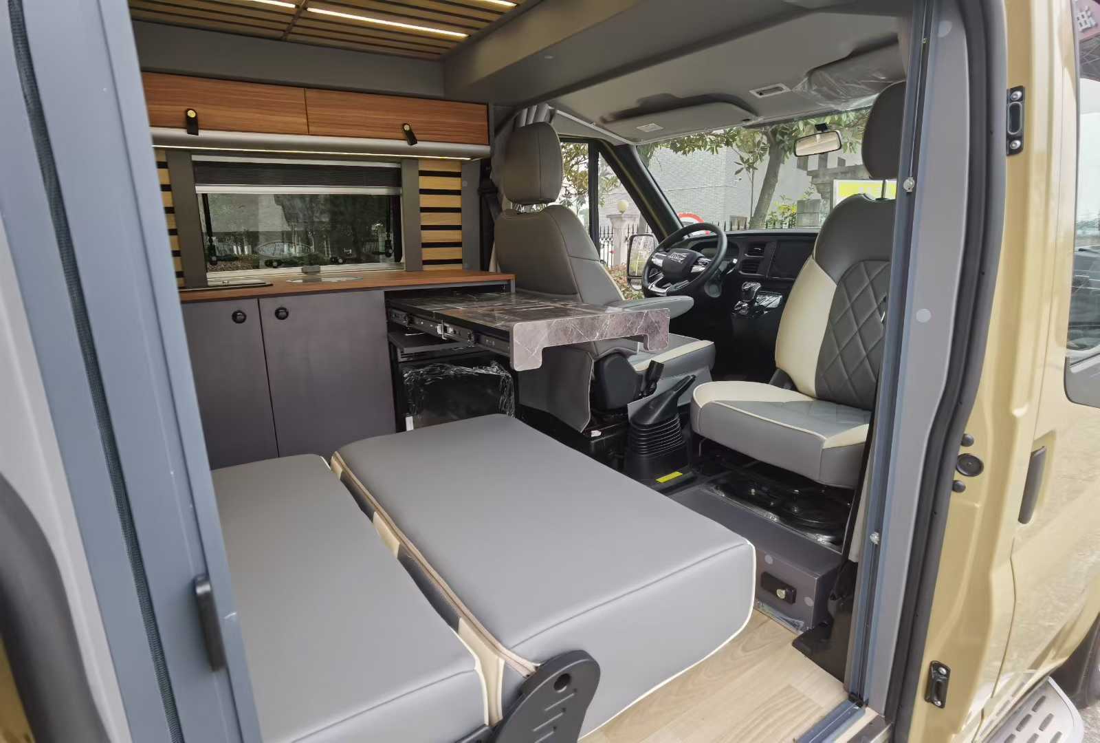 Jiangling Fushun Short Axle Ascending Camping Car