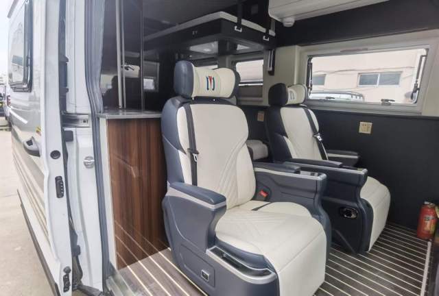 Datong V90 long wheelbase, high roof, rear wheel drive, twin tires, length 5.95, width 2, height 2.59