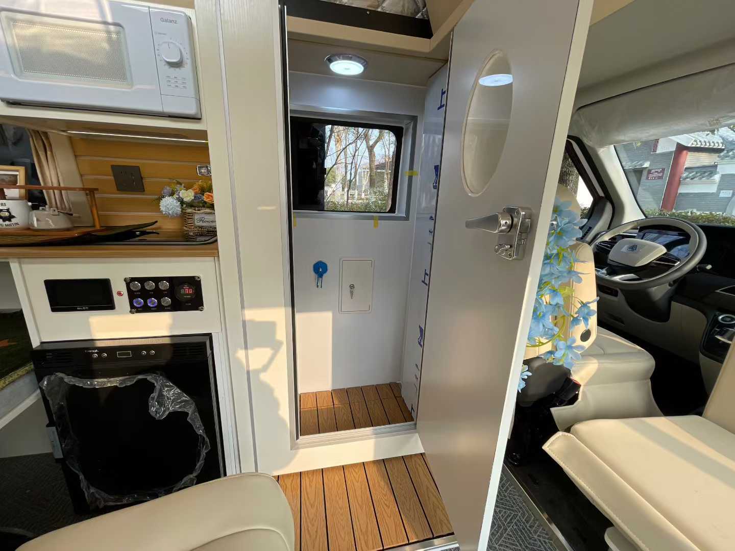 Heavy Duty Truck Pioneer Official Short Shaft Low Top Ascending Five Seat with Pulling Toilet