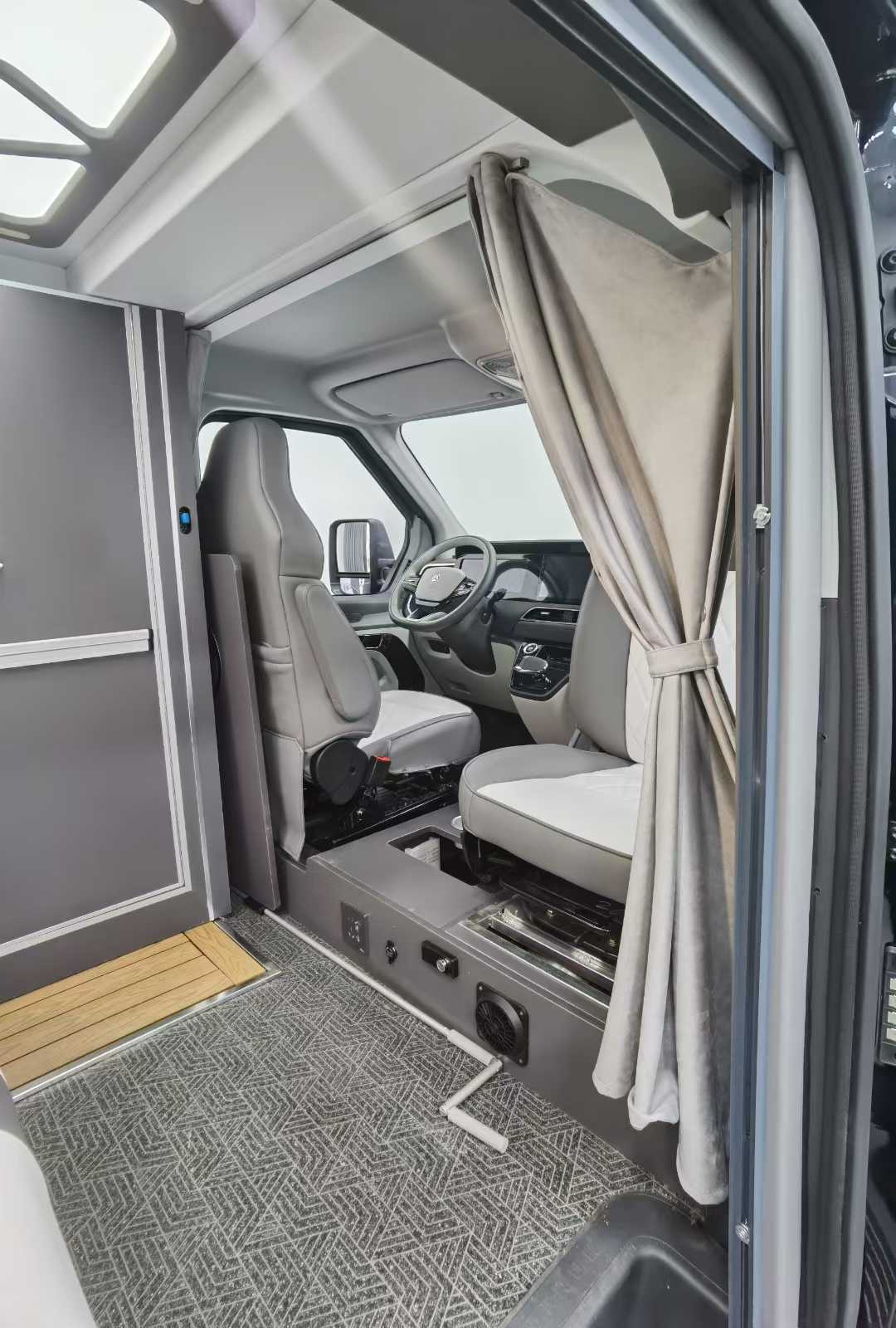 Heavy Duty Truck Pioneer Official Short Shaft Low Top Lift 4 Seats
