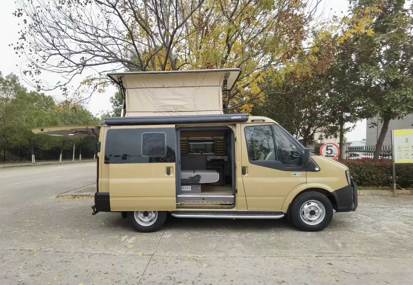 Jiangling Fushun Short Axle Ascending Camping Car