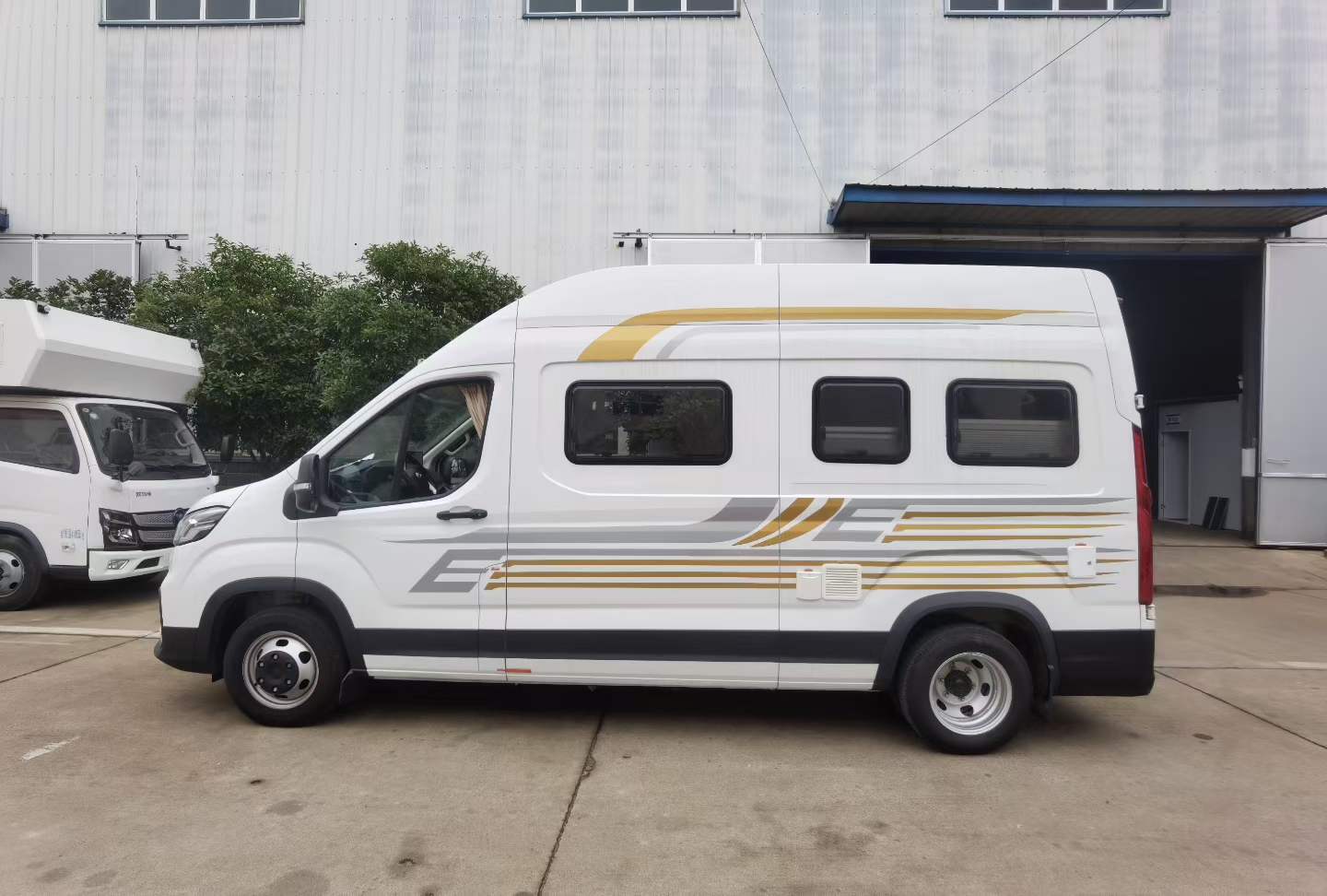 Datong V90 long wheelbase, high roof, rear wheel drive, twin tires, length 5.95, width 2, height 2.59