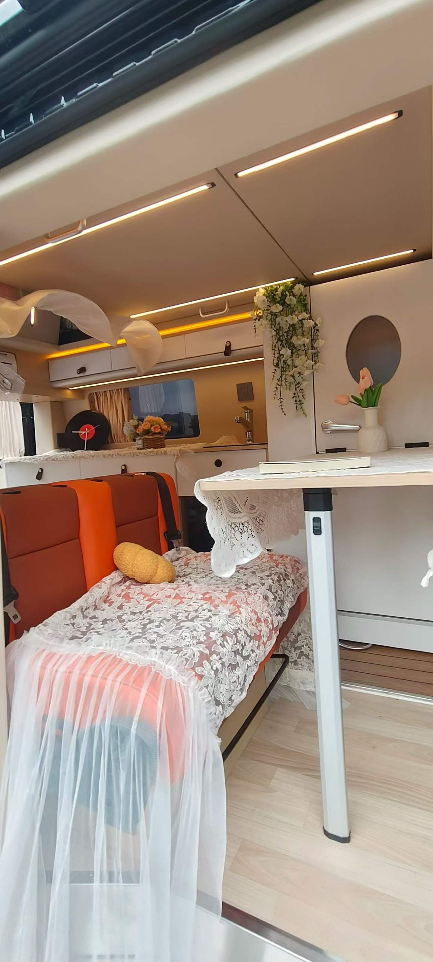 26 Models of Sinotruk Pioneer Officer Camping Vehicle