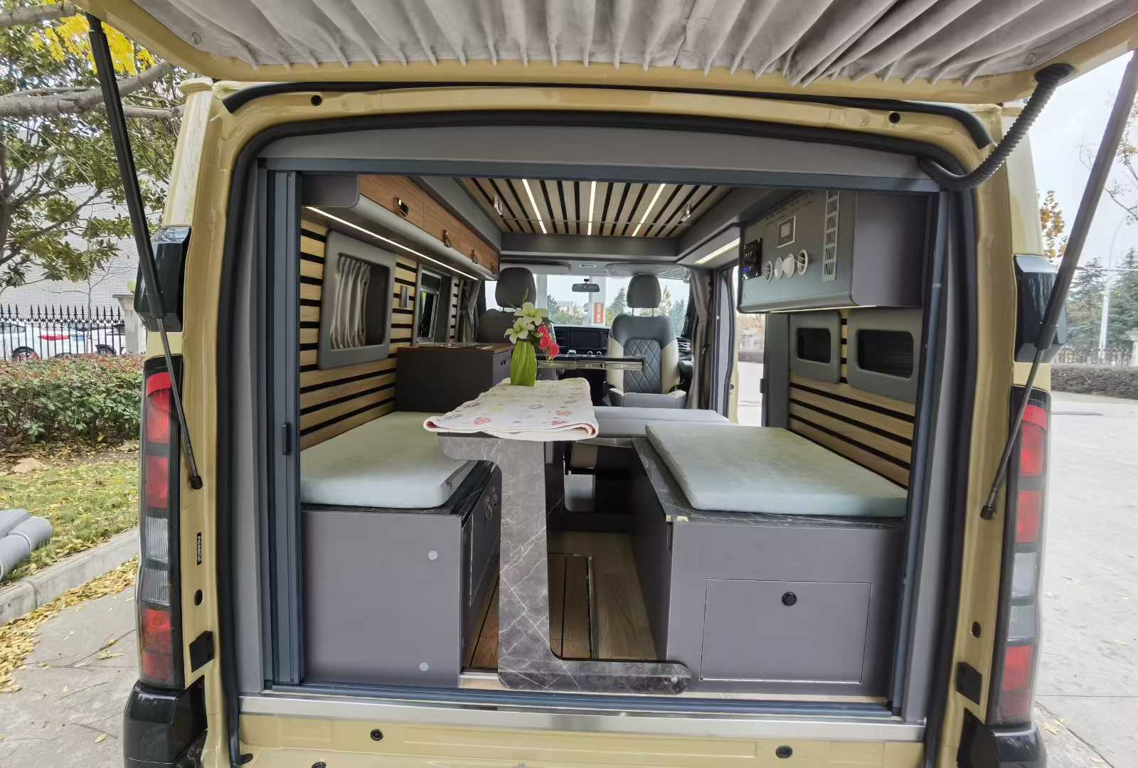 Jiangling Fushun Short Axle Ascending Camping Car