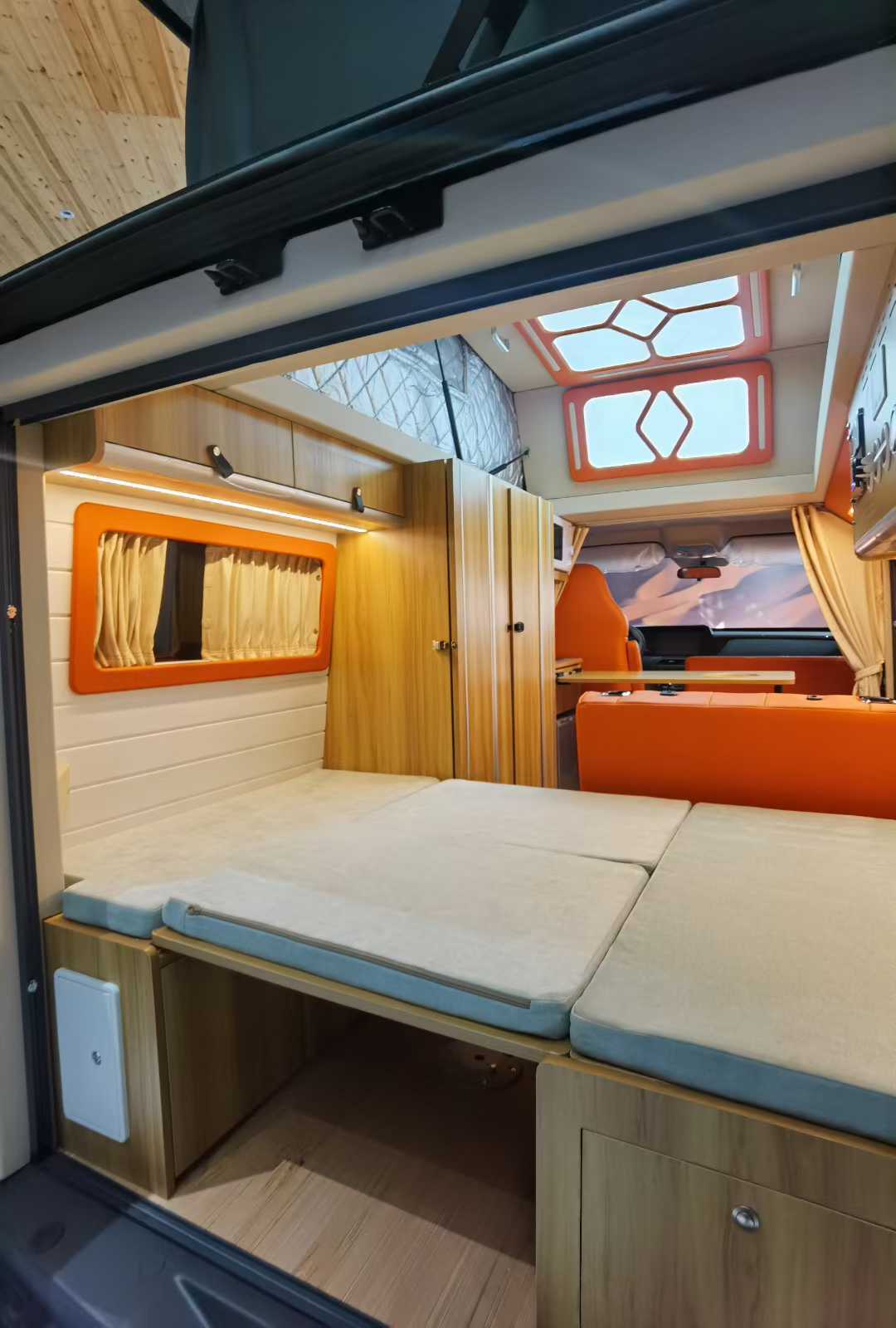Heavy Truck Pioneer Official Short Axle Low Top Up Camping Vehicle