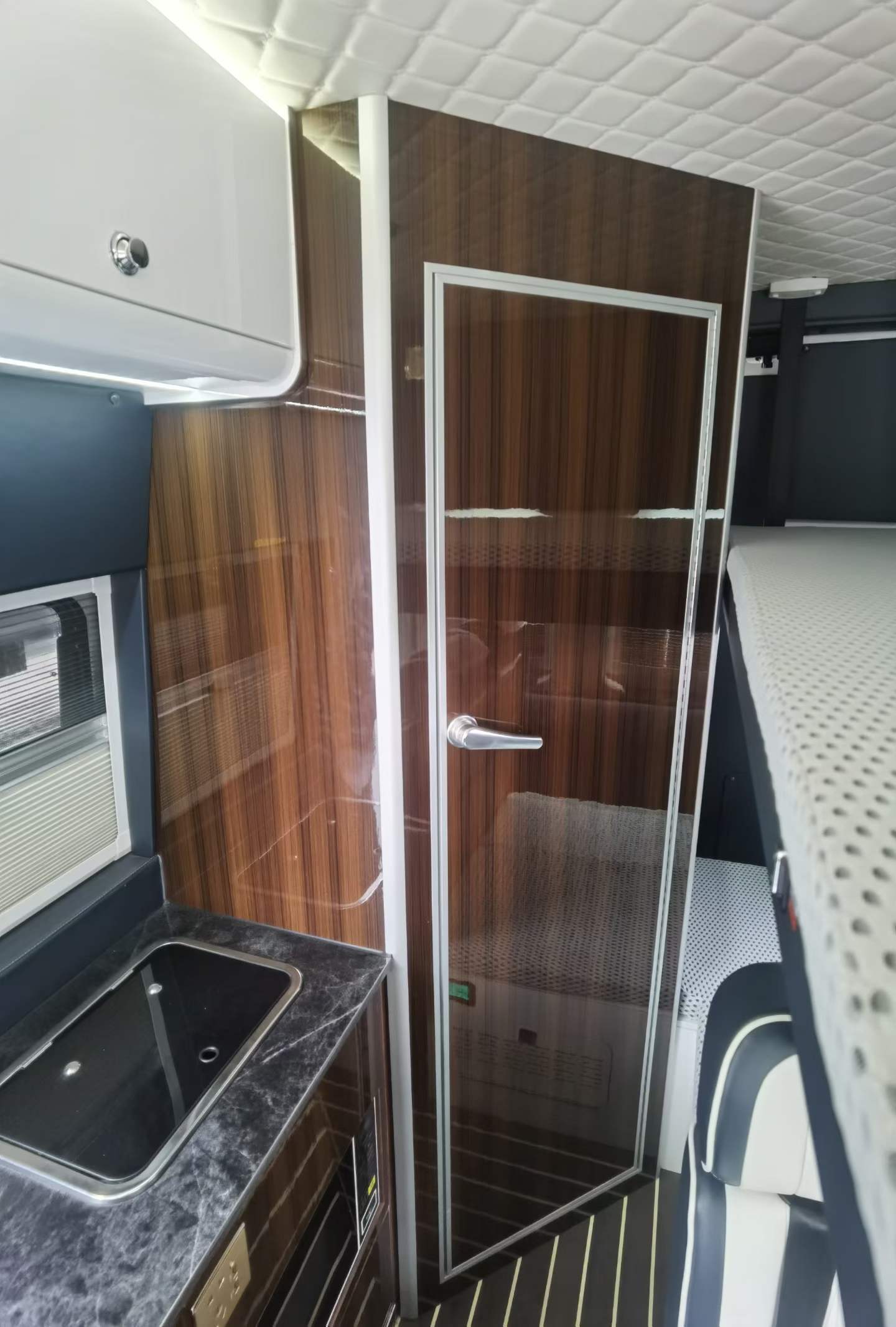 Datong V90 long wheelbase, high roof, rear wheel drive, twin tires, length 5.95, width 2, height 2.59