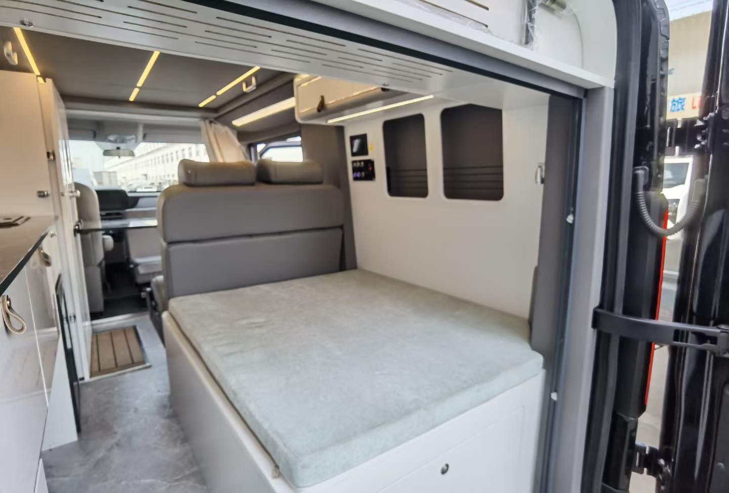 Heavy Duty Truck Pioneer Official Upgraded Black Camping Car