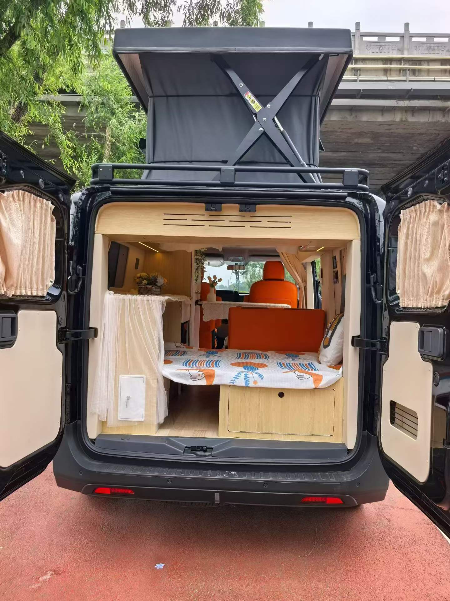 26 Models of Sinotruk Pioneer Officer Camping Vehicle