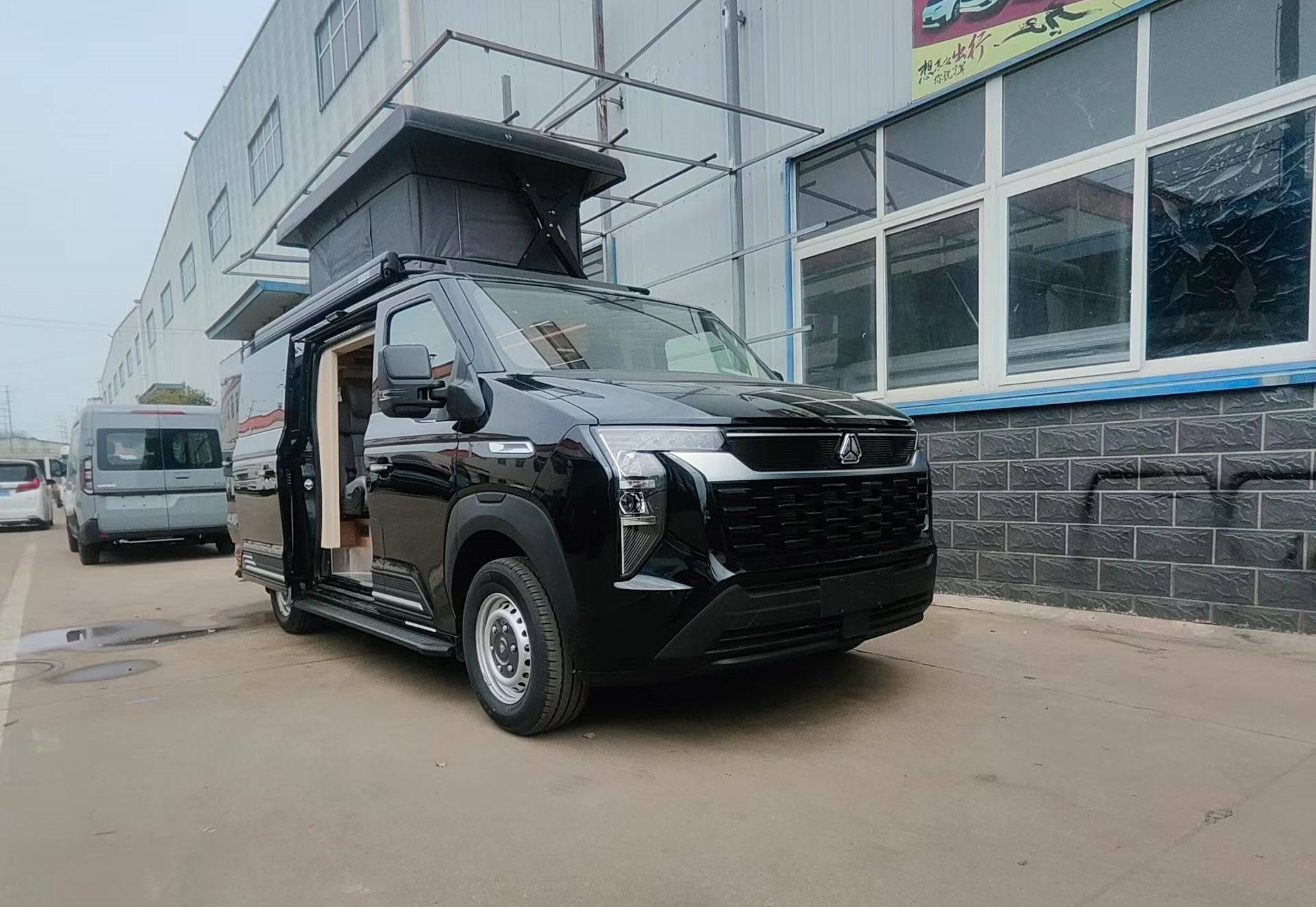 26 Black Heavy-Duty Pioneer Officer Short Axle Low Roof with Rooftop Tent Camping Vehicle