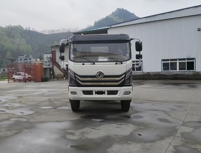 Dongfeng 4 × 2 dump truck