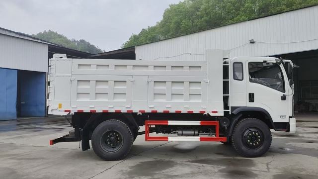 Dongfeng 4 × 2 dump truck