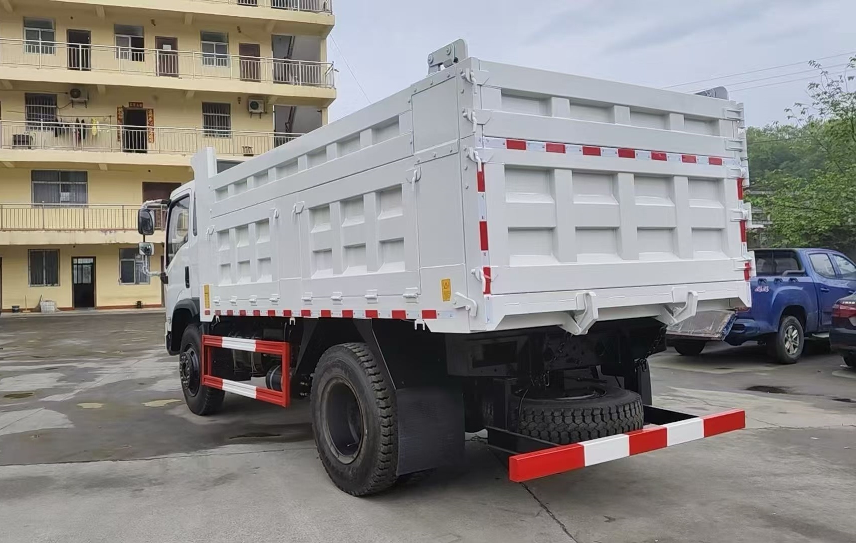 Dongfeng 4 × 2 dump truck