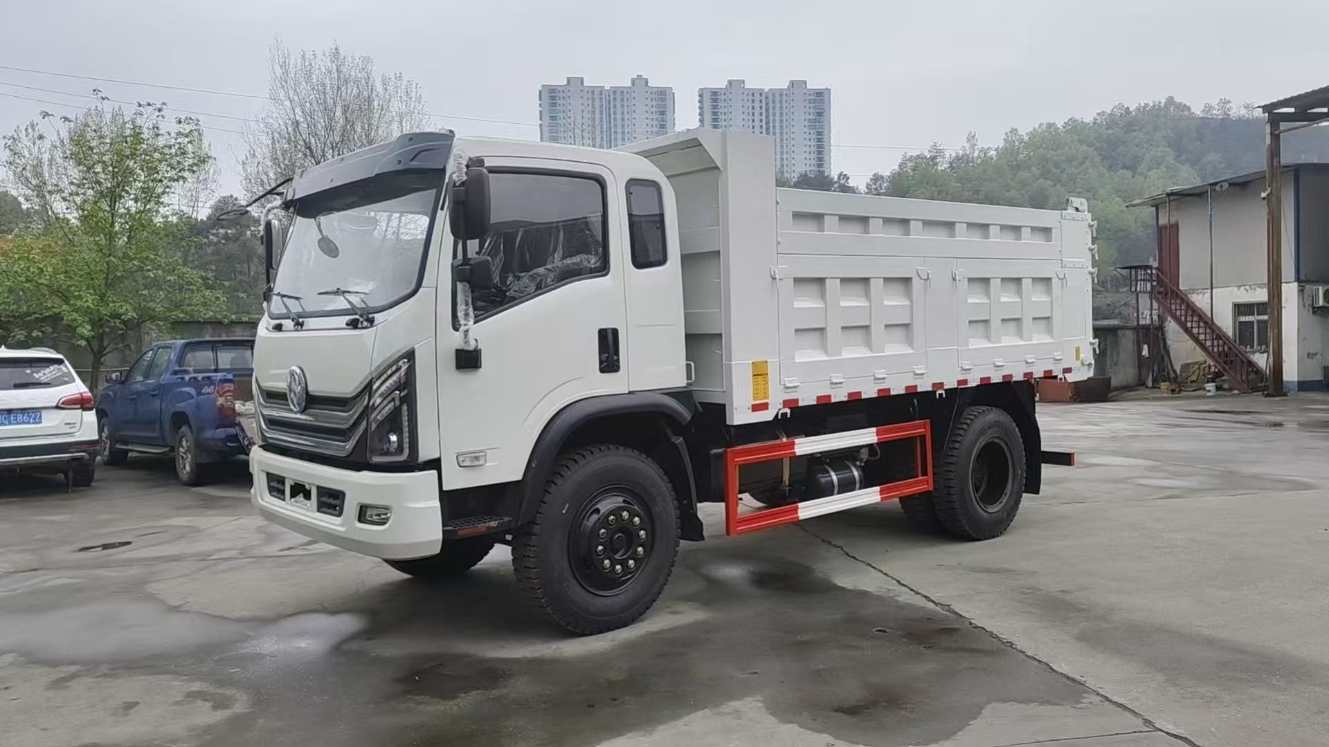 Dongfeng 4 × 2 dump truck