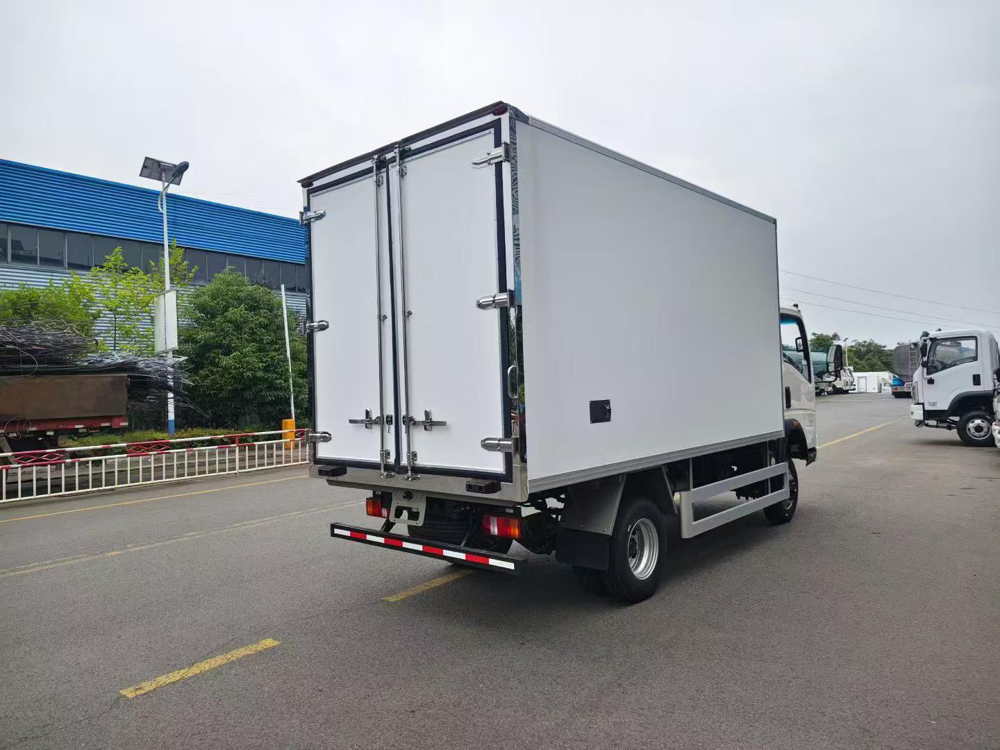 Sinotruk HOWO 4.2-meter Refrigerated Truck