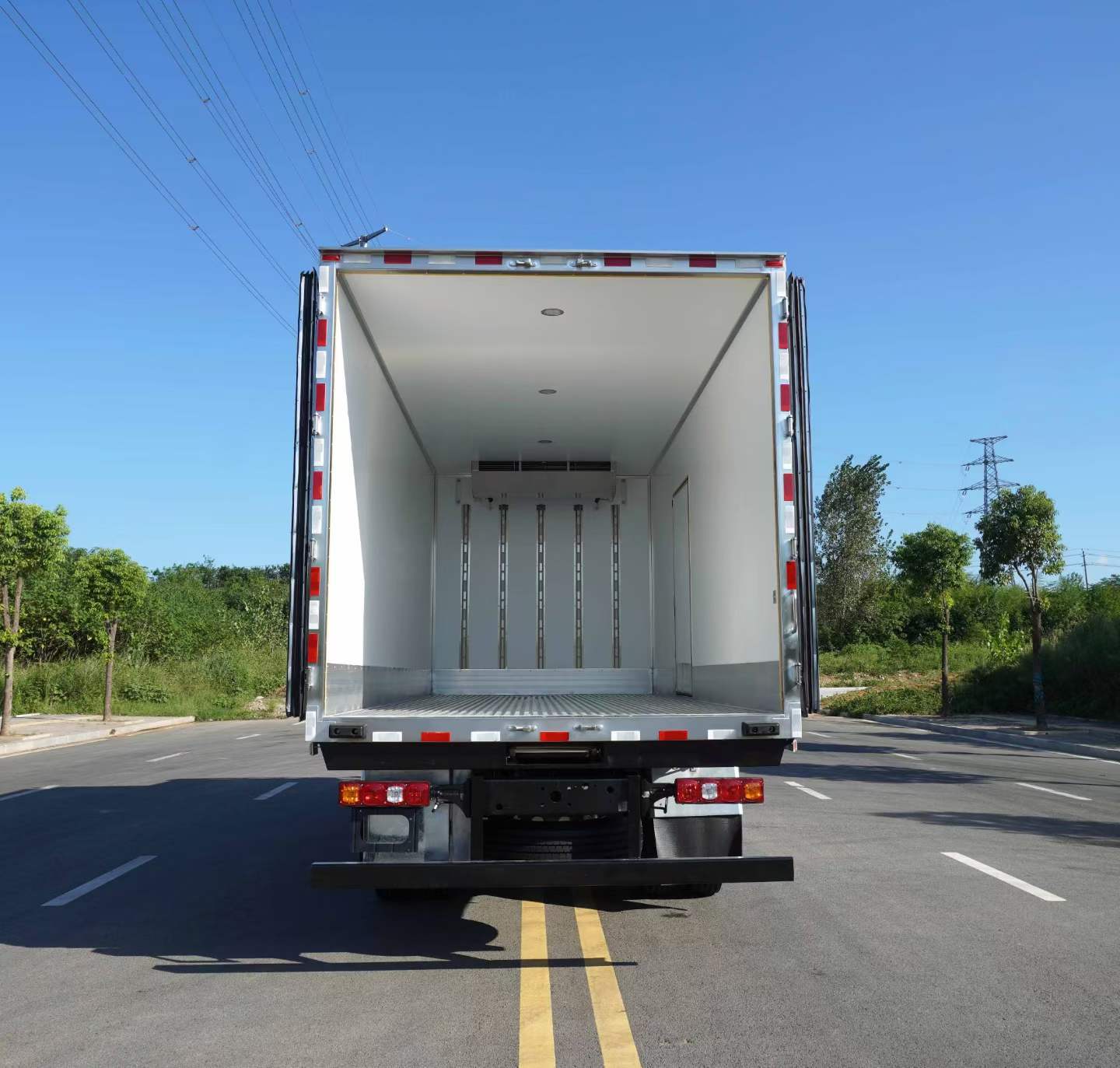 Shacman Delong L3000 Refrigerated Truck