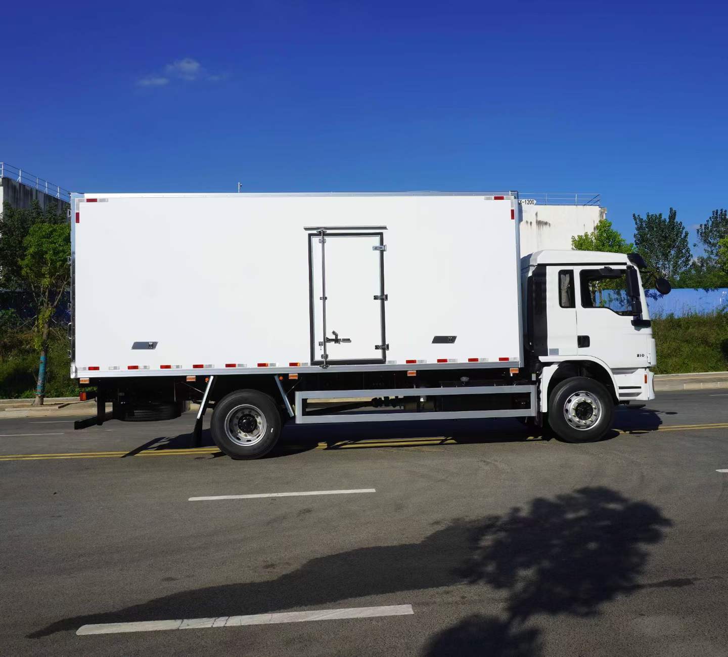 Shacman Delong L3000 Refrigerated Truck