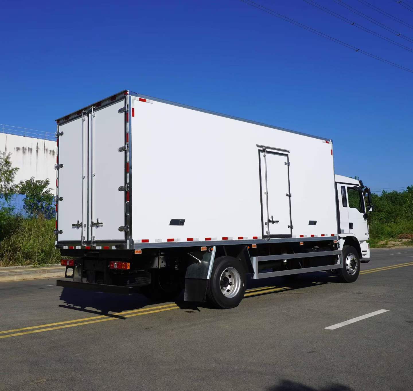Shacman Delong L3000 Refrigerated Truck