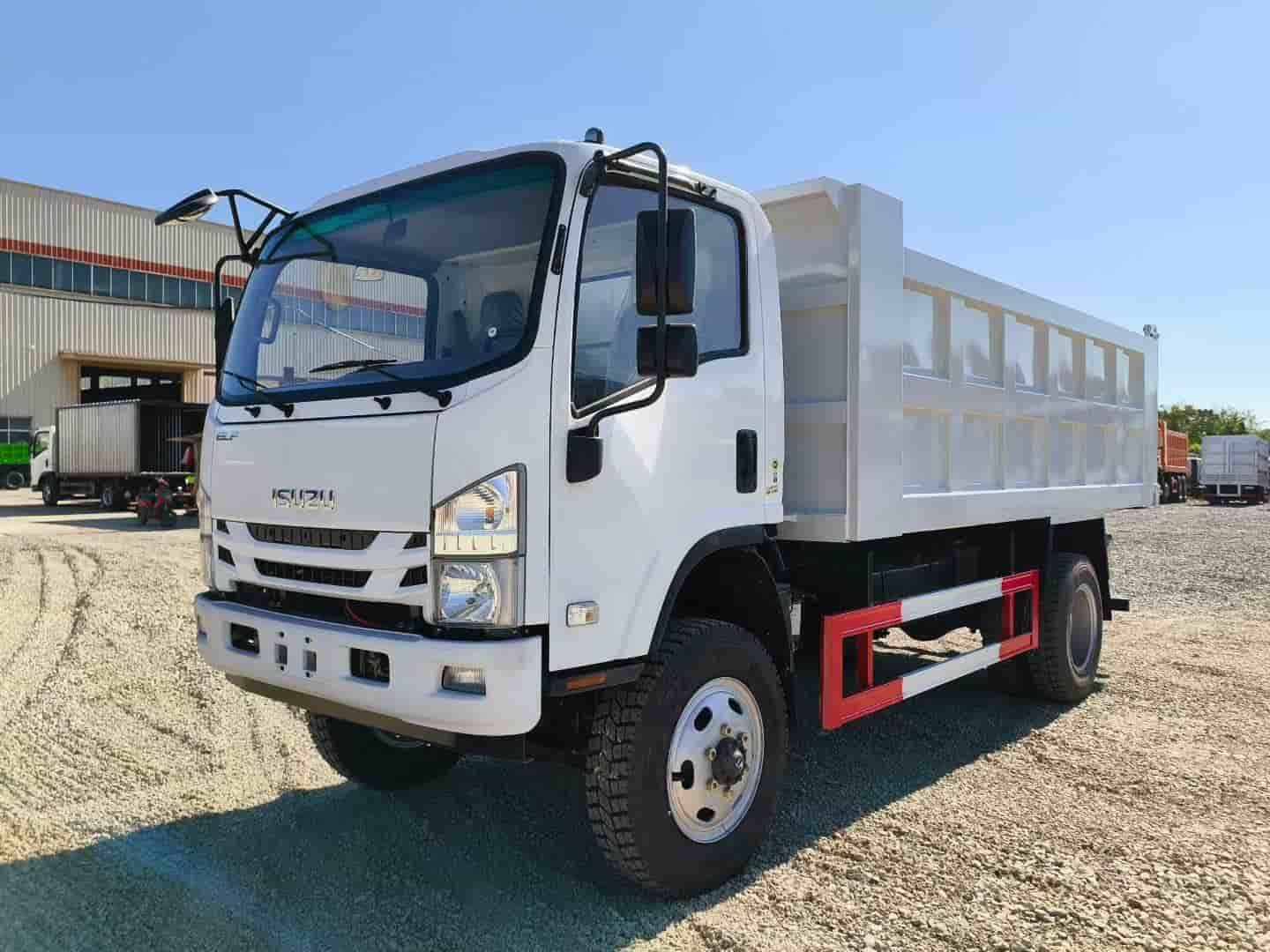 Isuzu four-wheel drive dump truck