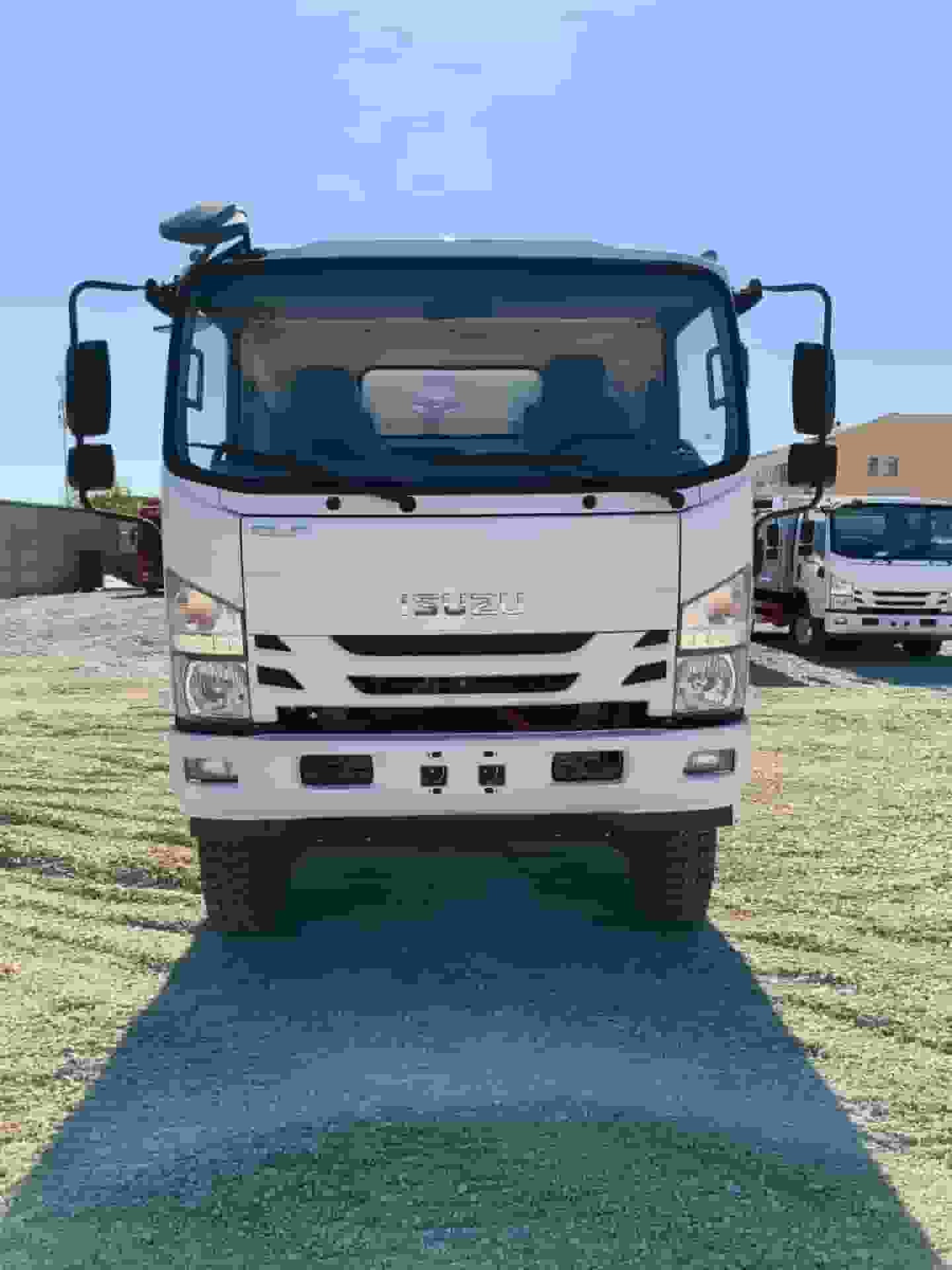 Isuzu four-wheel drive dump truck