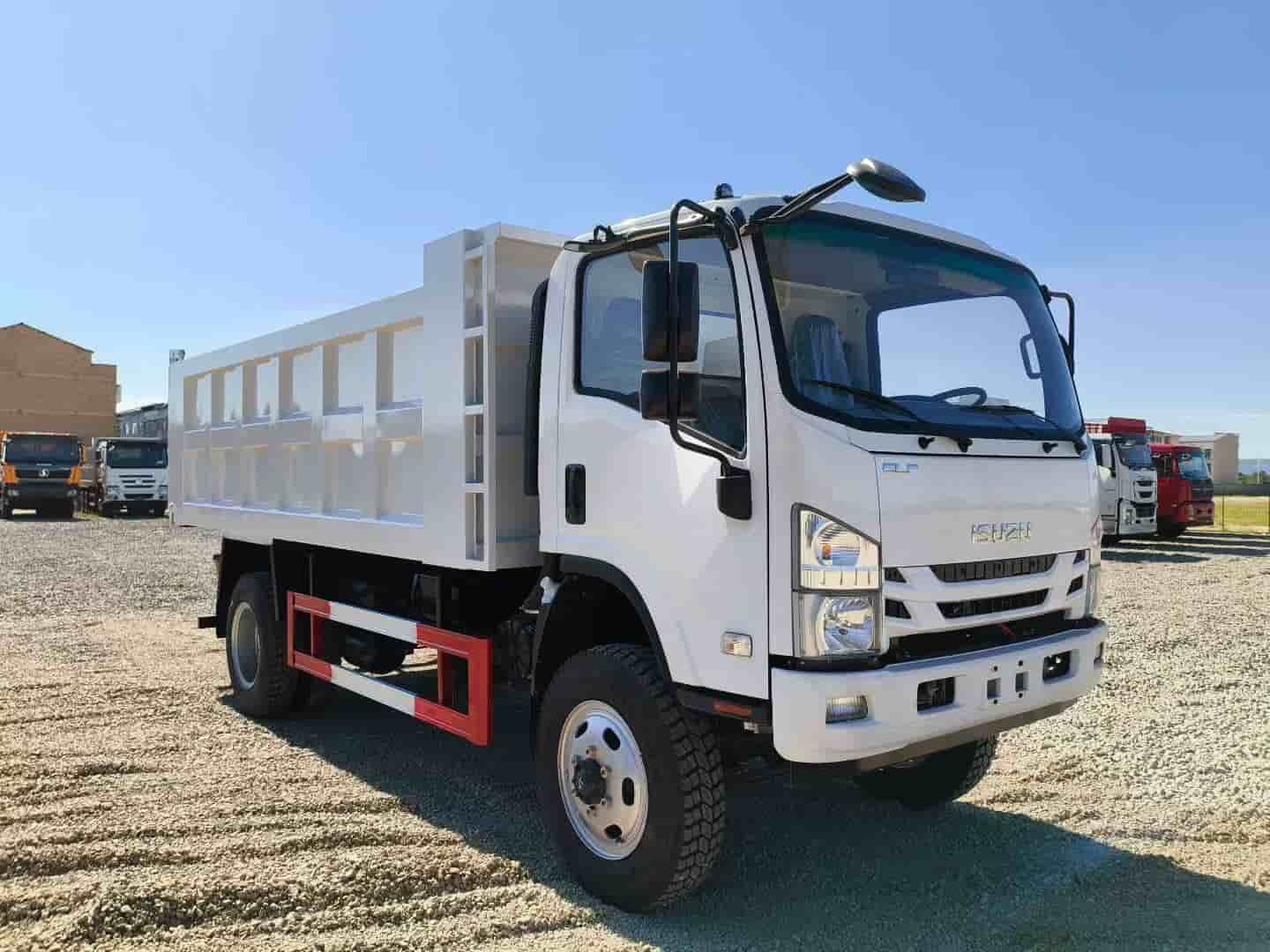 Isuzu four-wheel drive dump truck