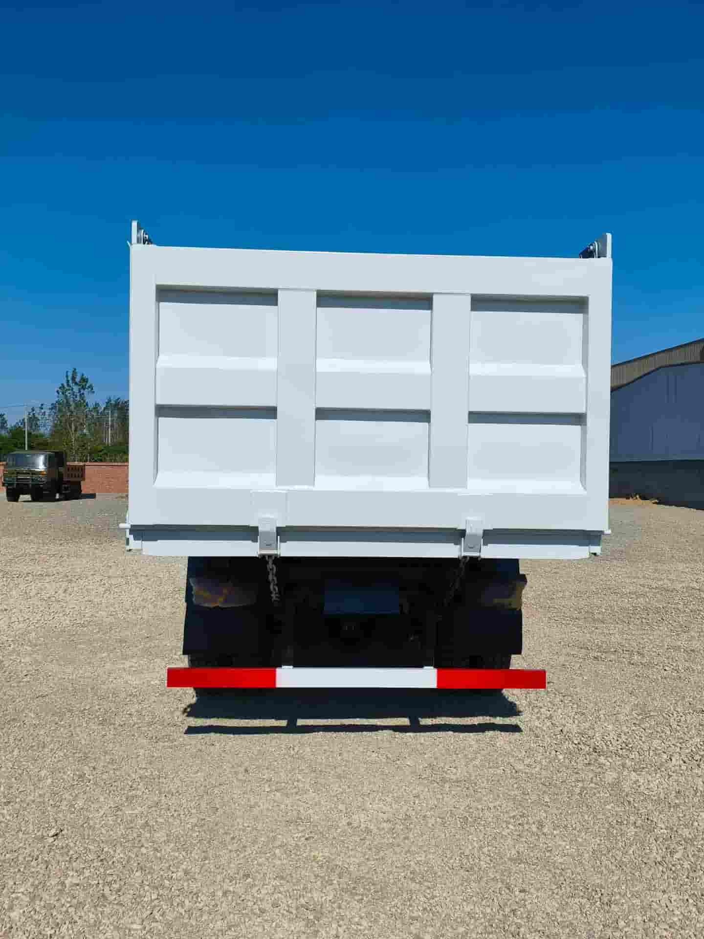 Isuzu four-wheel drive dump truck