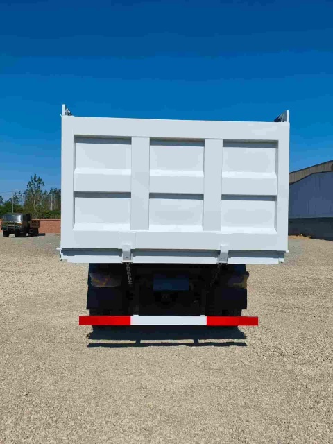 Isuzu four-wheel drive dump truck
