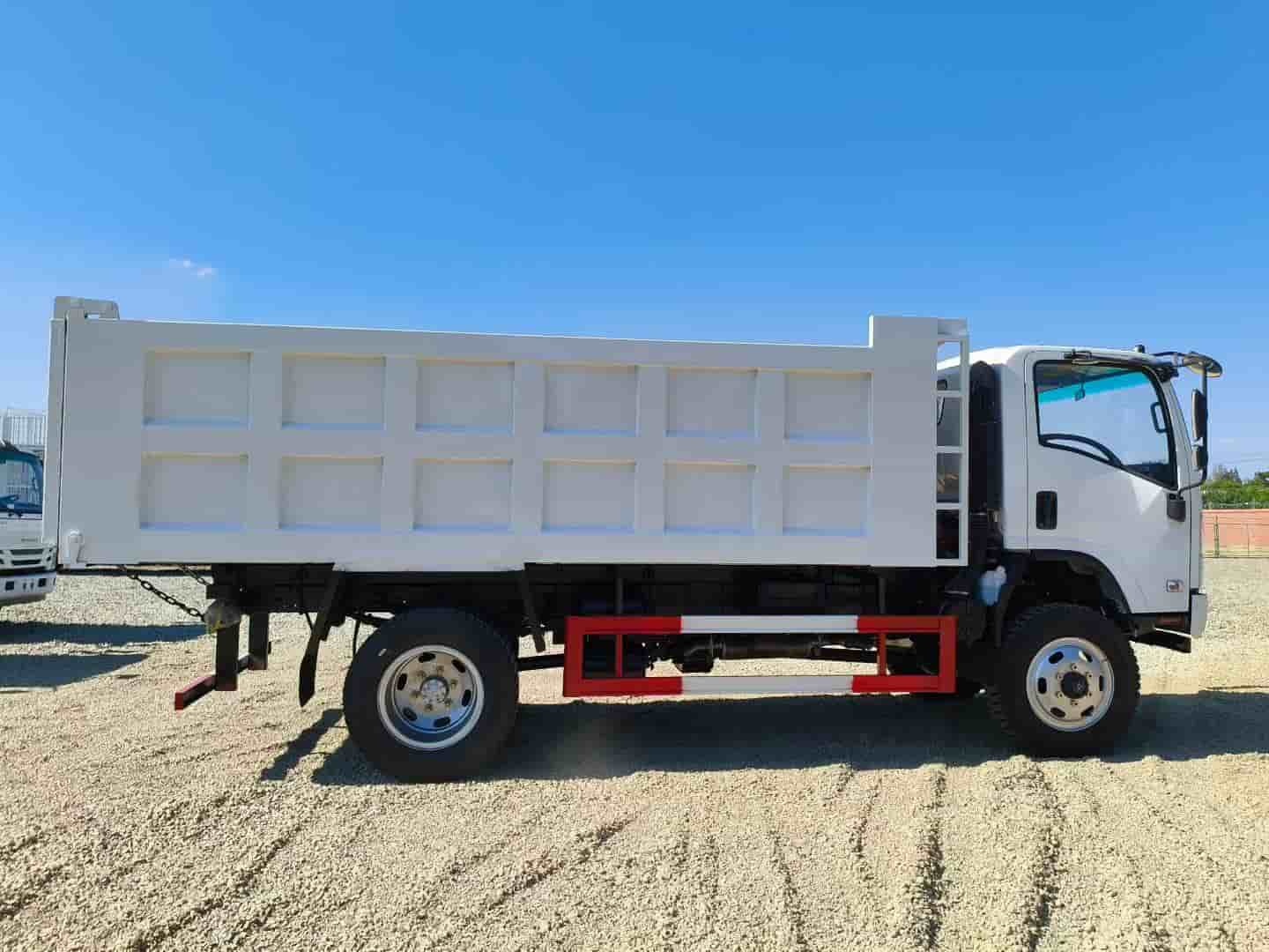 Isuzu four-wheel drive dump truck