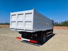 Isuzu four-wheel drive dump truck