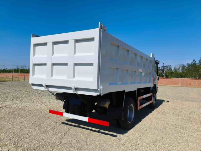 Isuzu four-wheel drive dump truck