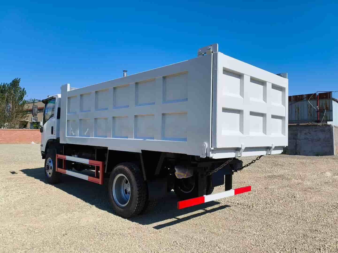 Isuzu four-wheel drive dump truck