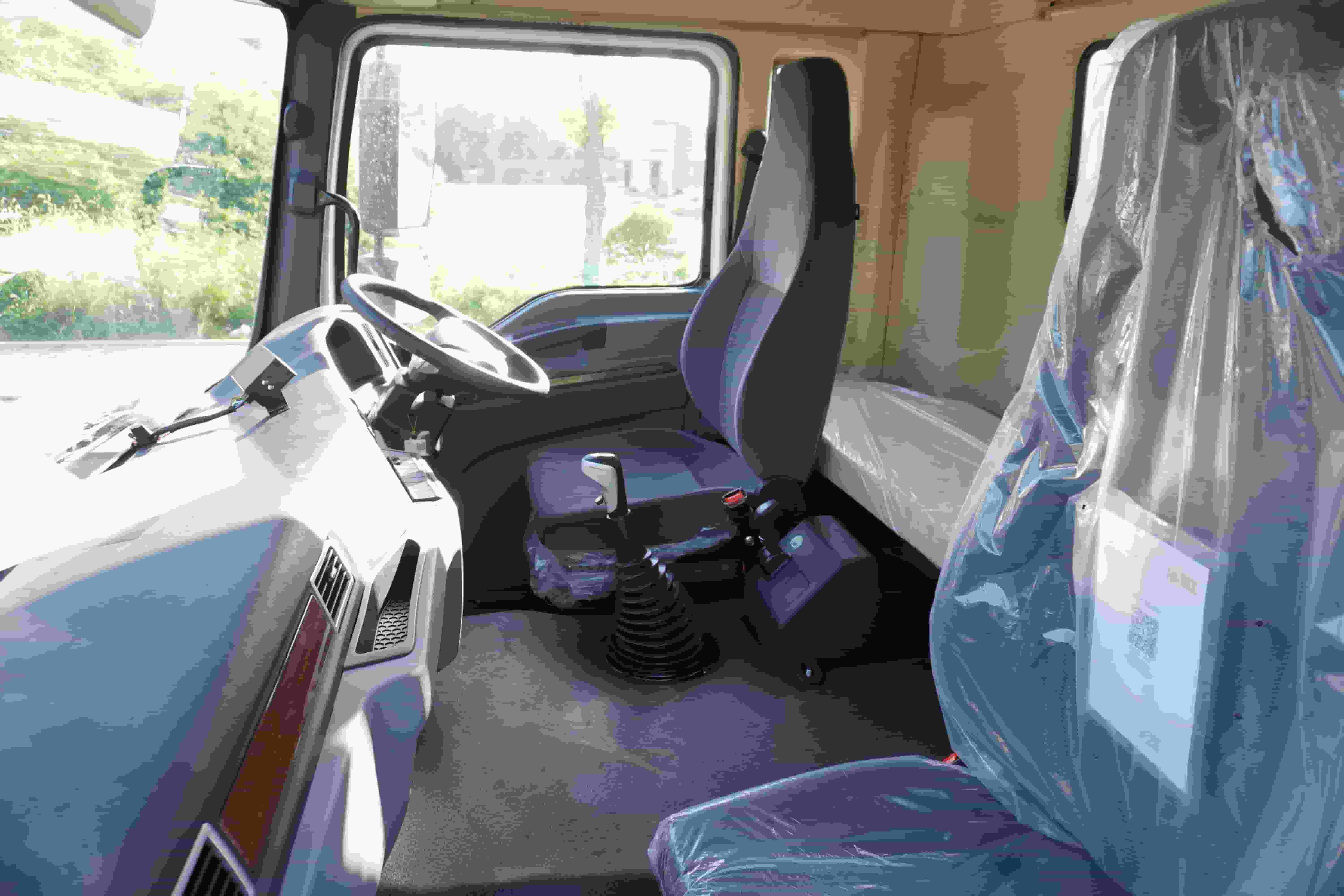 Shacman H3000 Rear Eight-Wheel Refrigerated Truck