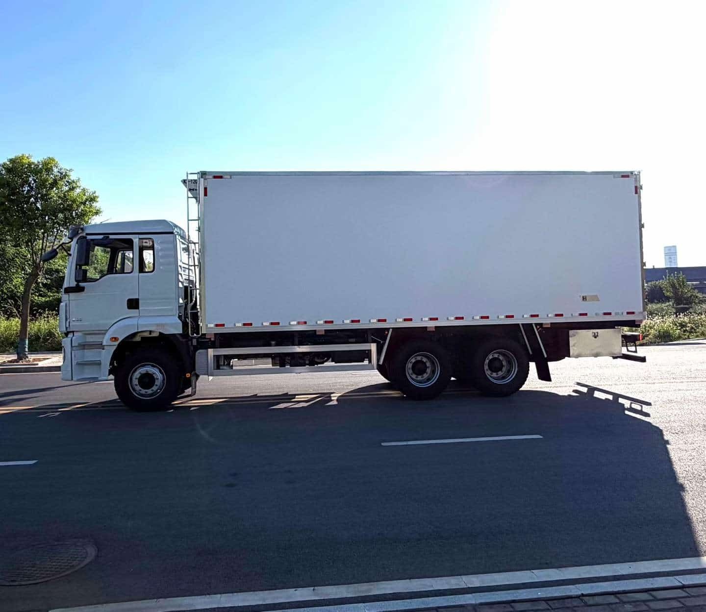 Shacman H3000 Rear Eight-Wheel Refrigerated Truck