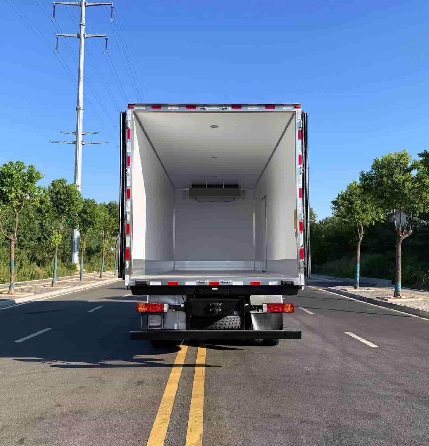 Shacman H3000 Rear Eight-Wheel Refrigerated Truck