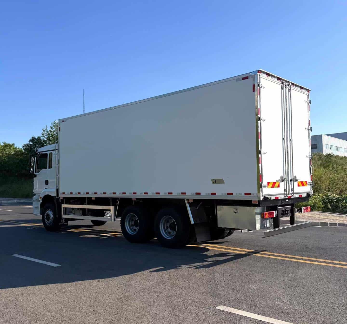 Shacman H3000 Rear Eight-Wheel Refrigerated Truck