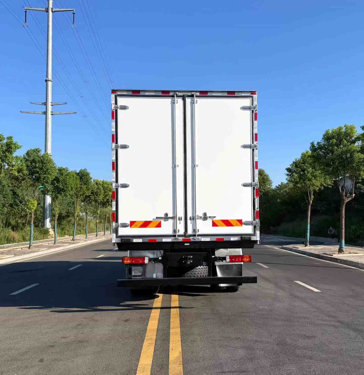 Shacman H3000 Rear Eight-Wheel Refrigerated Truck