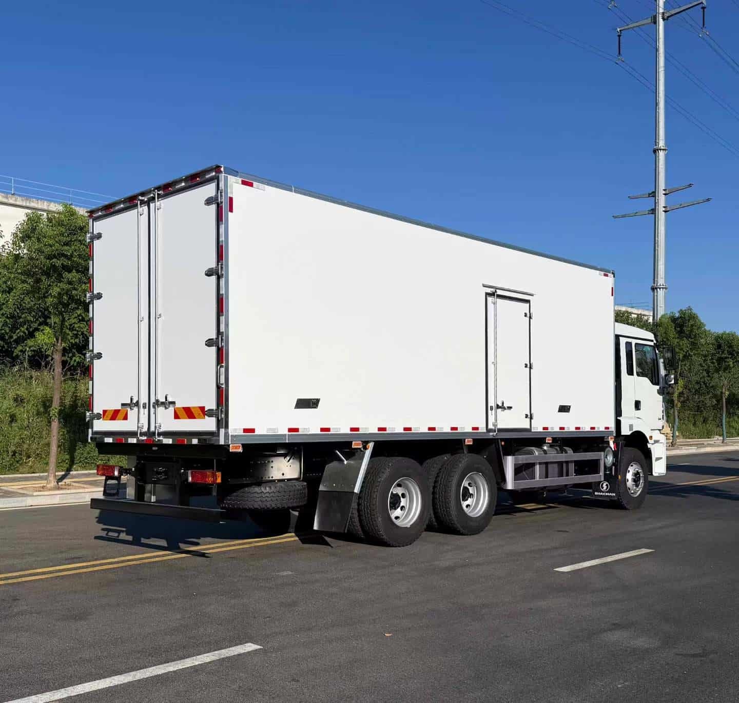 Shacman H3000 Rear Eight-Wheel Refrigerated Truck