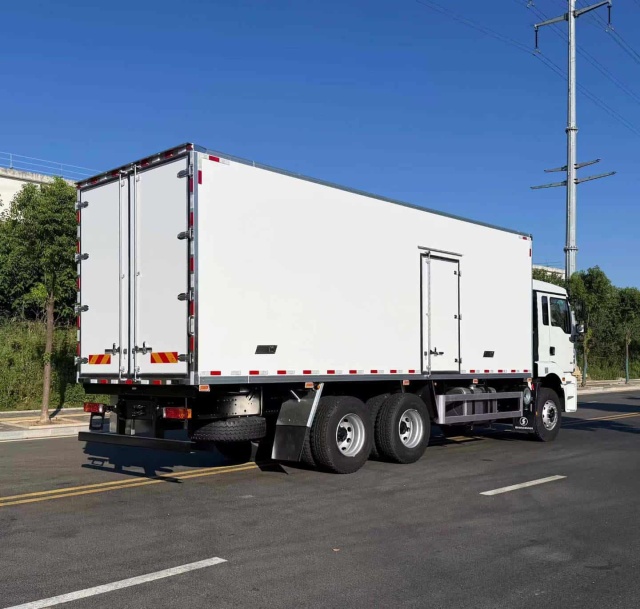 Shacman H3000 Rear Eight-Wheel Refrigerated Truck