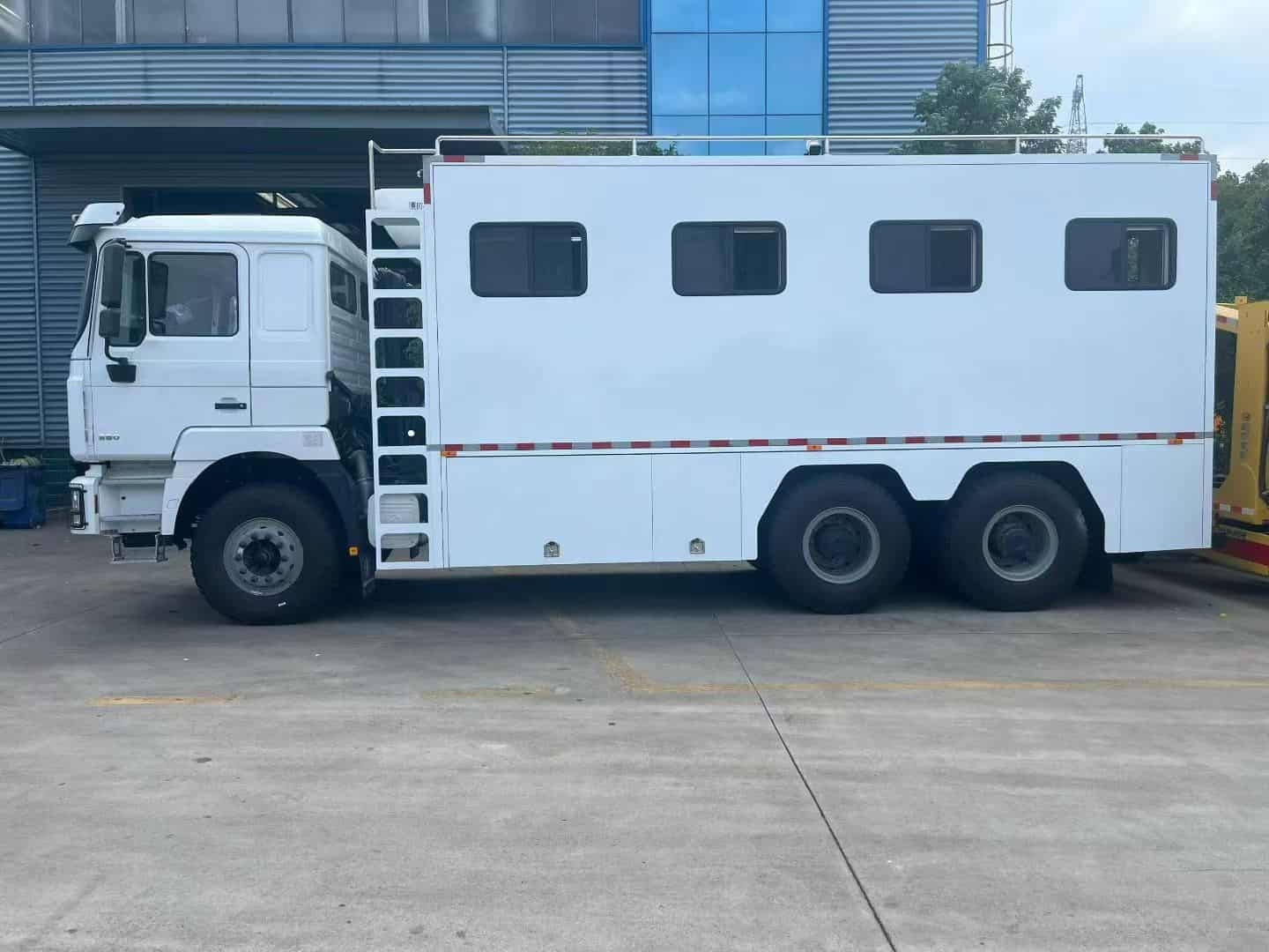SHACMAN F3000 6×6 Troop Carrier