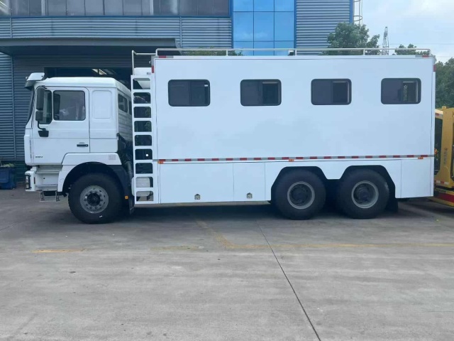 SHACMAN F3000 6×6 Troop Carrier