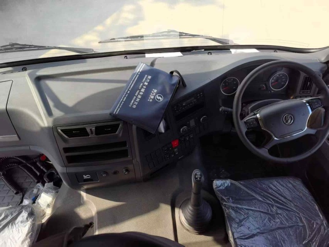 SHACMAN X3000 Lightweight Right Steering 6 × 4 Tractor