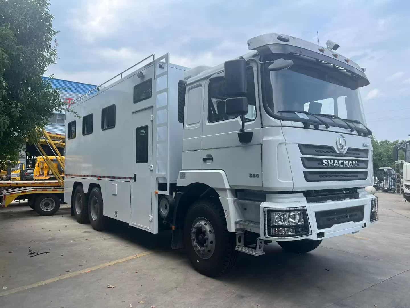 SHACMAN F3000 6×6 Troop Carrier