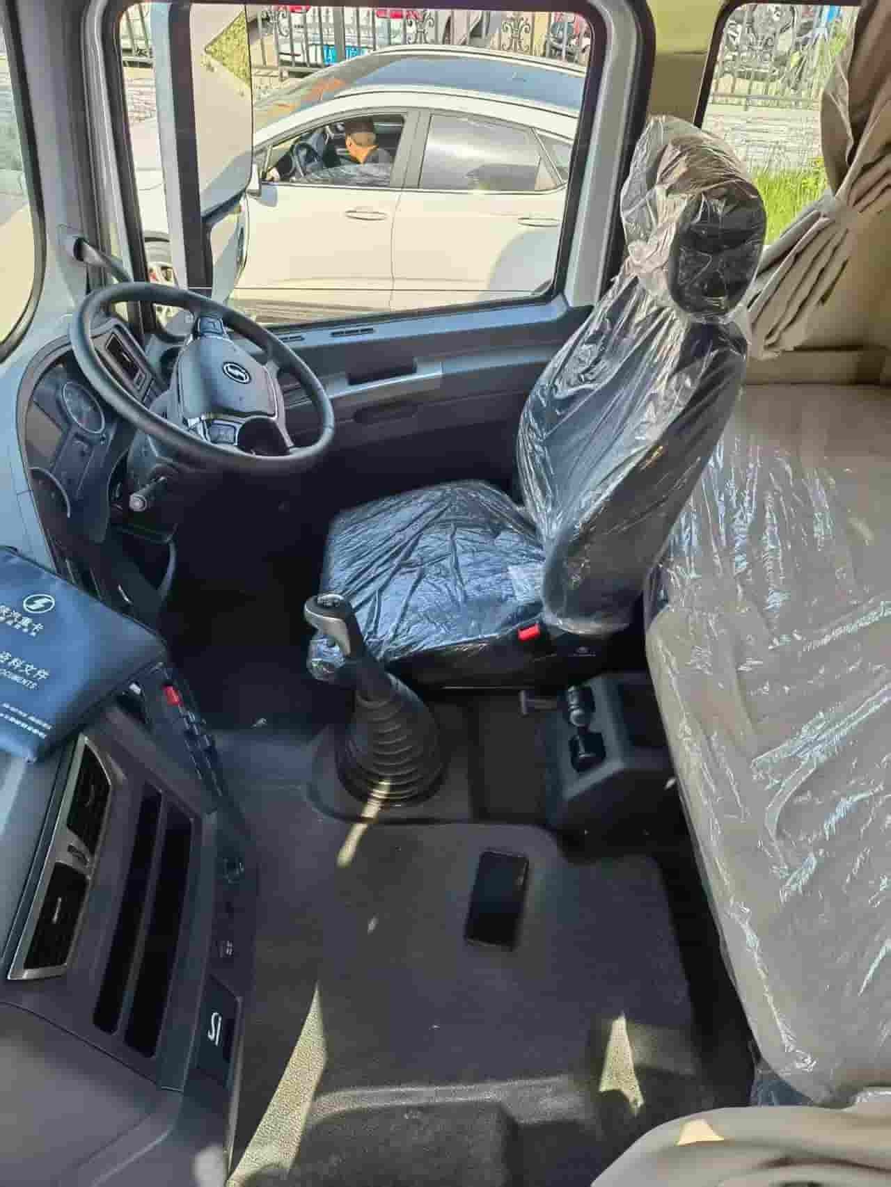 SHACMAN X3000 Lightweight Right Steering 6 × 4 Tractor