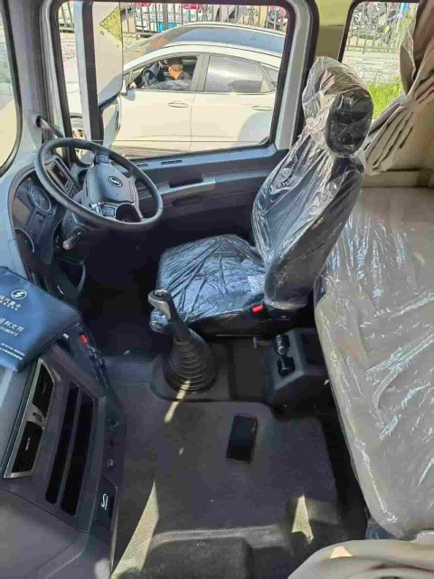 SHACMAN X3000 Lightweight Right Steering 6 × 4 Tractor