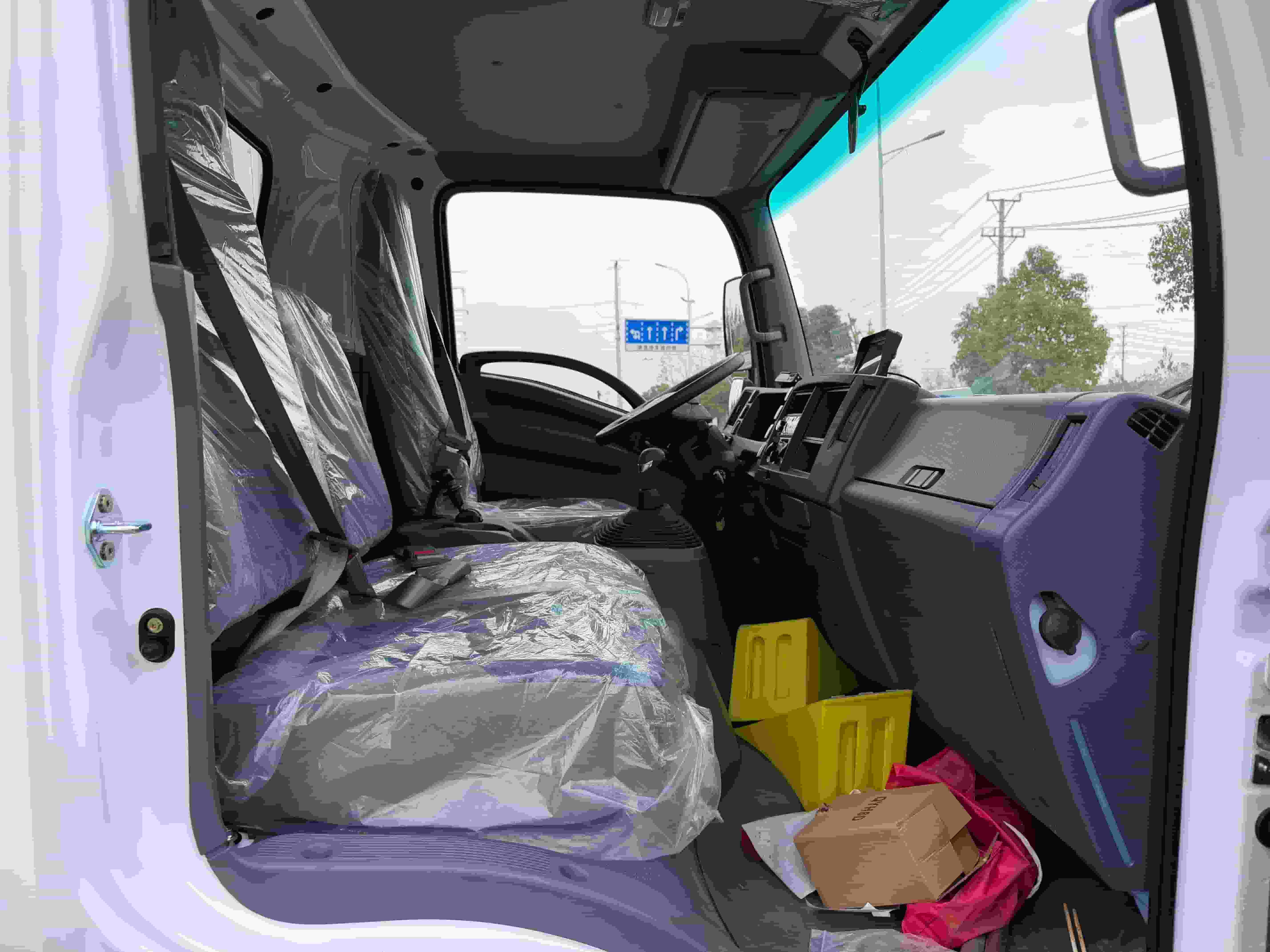 Isuzu KV100 refrigerated vehicle